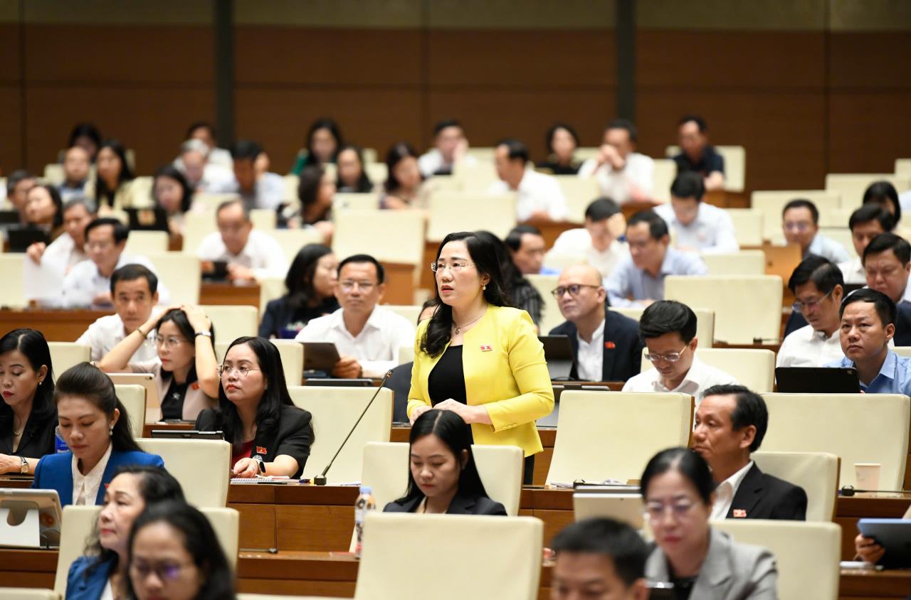 Đại biểu Quốc hội tỉnh Thái Nguyên phát biểu tại hội trường góp ý dự thảo Luật Thủ đô (sửa đổi)